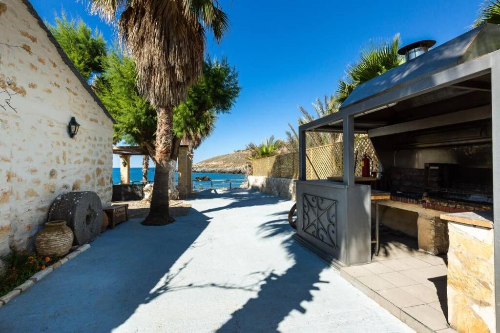Villa Proto Helidoni - A Cozy Beachfront Villa Petres  Eksteriør bilde