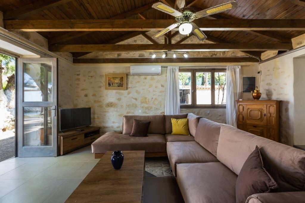 Villa Proto Helidoni - A Cozy Beachfront Villa Petres  Eksteriør bilde